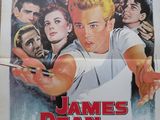 L'affiche du film « L'histoire de James Dean » montre un homme tenant un couteau devant une foule de gens.