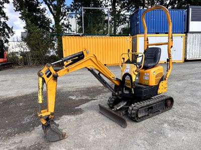 une petite excavatrice garée sur un parking
