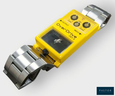 un gros plan d'une montre avec un bracelet en métal