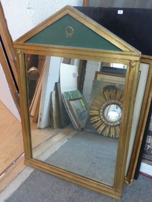 un miroir qui est assis sur le sol devant un miroir