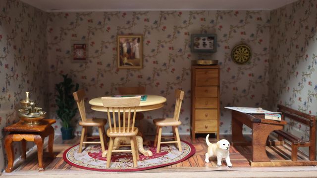 Diorama. Composition miniature, dans une vitrine en bois, vitre e...