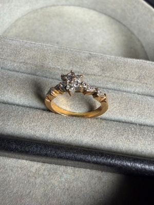 une bague en or sertie de diamants posée sur une boîte