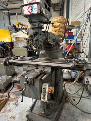 une machine qui se trouve à l'intérieur d'un bâtiment