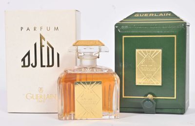 l'image d'un flacon de parfum à côté d'une boîte de parfum