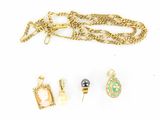 plusieurs bijoux en or, notamment un collier, des boucles d'oreilles et une bague