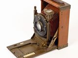 une vieille photo d'un appareil photo dans un étui en bois