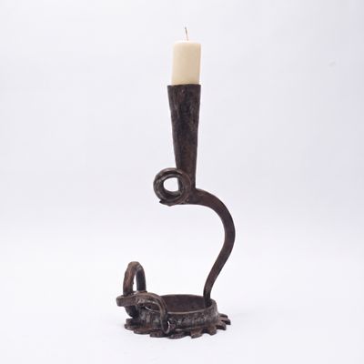 bougeoir en forme de serpent avec une bougie