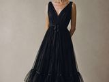 La robe noire de Christian Dior est mise en avant dans la nouvelle publicité Dior