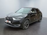 vue de face d'un SUV noir garé dans une grande pièce