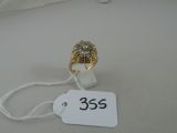 une photo d'une bague à laquelle est accrochée une étiquette de prix
