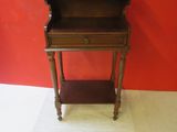 un petit bureau en bois avec un tiroir