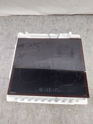 une plaque de cuisson blanche sur laquelle se trouve un brûleur noir