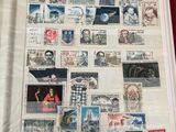la photo d'un livre portant de nombreux timbres