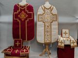 trois morceaux de tissu et une chaise sur laquelle est dessinée une croix