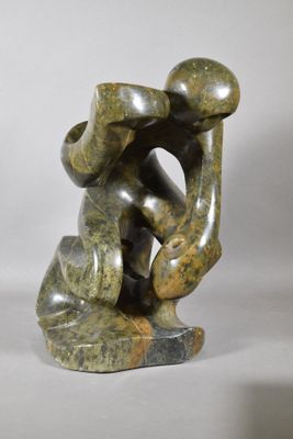 sculpture représentant une femme tenant un enfant dans ses bras