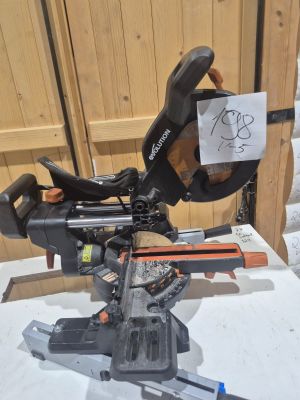 Des skieurs, leurs skis et leurs bâtons de ski sont posés sur une table devant une clôture en bois