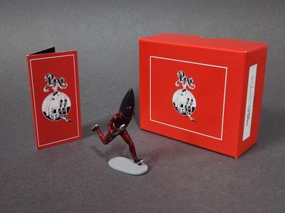 figurine représentant un homme vêtu d'une tenue rouge, tenant une boîte rouge et une carte