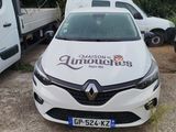 une voiture blanche garée sur un parking