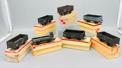 beaucoup de petits trains empilés les uns sur les autres