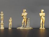 cinq figurines de tailles et de formes différentes posées sur une table