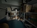 une pièce avec beaucoup de boîtes et de cartons sur les étagères