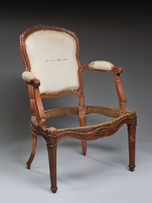 LILLE, XVIIIème Châssis de fauteuil en acacia mouluré et scu… - Photo 1