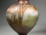 un vase posé sur un support sur une table
