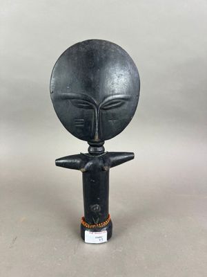 un gros plan sur une statue représentant une personne dont on distingue le visage