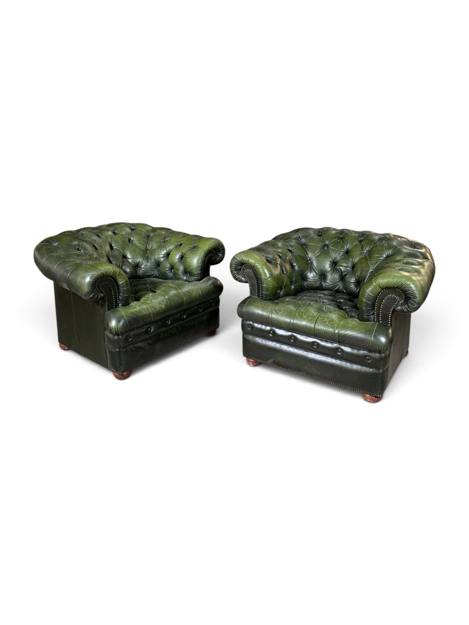 Paire de fauteuils dits "Chesterfield" garniture en cuir ver…