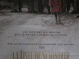 affiche de film française représentant une petite fille en manteau rouge debout devant un groupe de soldats