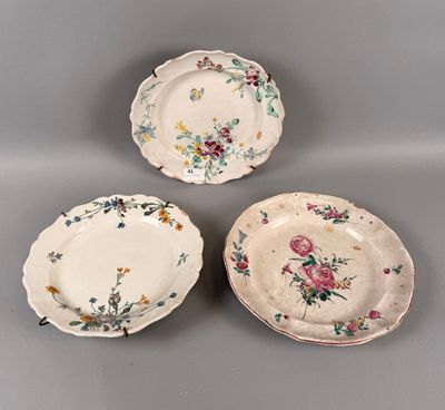 Trois assiettes en faïence dont deux Marseille à décor flora…