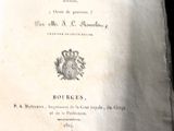 un vieux livre posé sur une table, à côté d'une tasse de café