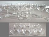 de nombreux verres à vin posés sur une table
