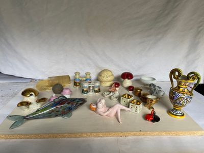 un grand nombre d'objets posés sur une table