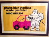 une photo d'une affiche accrochée au mur d'un restaurant