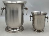 deux vases en argent posés l'un à côté de l'autre sur une table