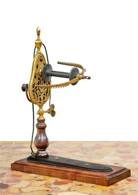 Rouet à épinglier miniature en cuivre ajouré, gravé et doré,…