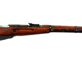 un fusil sur fond blanc, avec des coupures de presse sur le côté