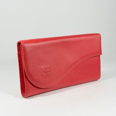 Le portefeuille en cuir rouge est ouvert et prêt à l'emploi.