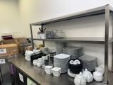 beaucoup d'assiettes et de bols sur le comptoir de la cuisine