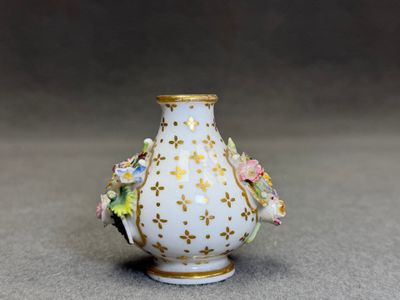Jacob PETIT (1797-1868) Petit flacon en porcelaine à décor d…