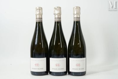 trois bouteilles de vin posées sur une table l'une à côté de l'autre