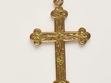 pendentif en forme de croix en or sur fond blanc