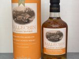 une image montrant une bouteille de whisky posée à côté d'un bidon