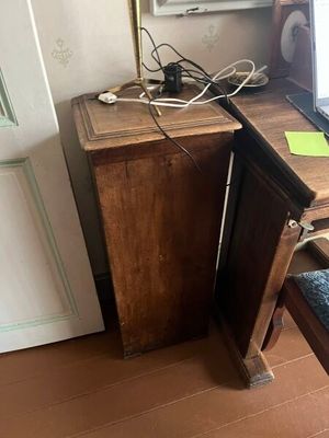 un bureau avec un ordinateur portable et une chaise devant