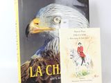 le livre se trouve à côté d'une image représentant un aigle sur un cheval