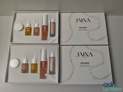 trois boîtes de produits de soin pour la peau posées sur une table