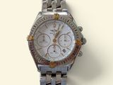 gros plan d'une montre sur une surface blanche