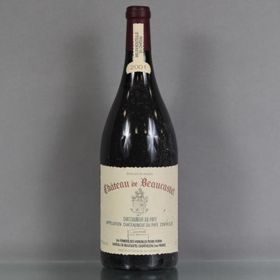une bouteille de vin posée sur une table