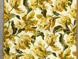 un tapis jaune et vert orné d'un motif floral